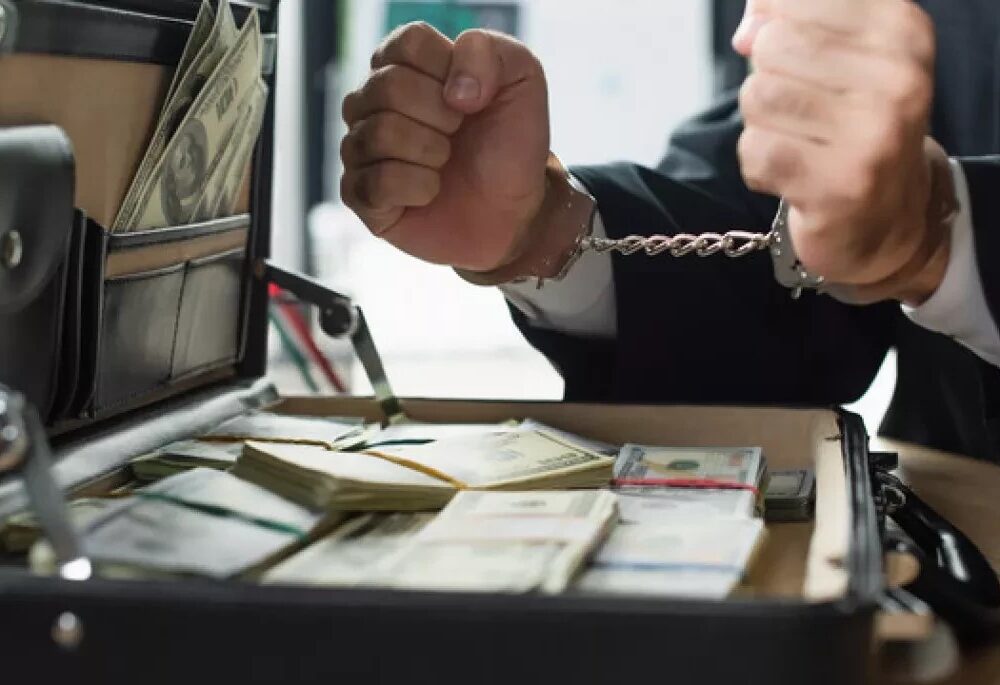 Втікач та корупція: генерала Андрія Наумова звинувачують у мільйонних хабарах