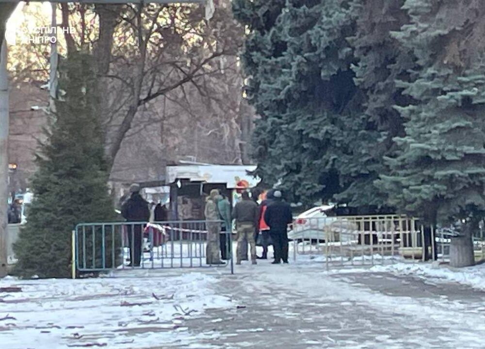 « Attentat terroriste à Dnipro. Les détails seront communiqués par les autorités compétentes, mais si quelqu'un a manqué les manifestations de la guerre, c'est bien lui », a-t-il écrit. Attentat terroriste à Dnipro – intervention de la police. Plus tard, la police de la région de Dnipropetrovsk est intervenue suite à l'incident. Selon les forces de l'ordre, la police est à l'œuvre sur les lieux de l'explosion, dans l'un des quartiers du centre de Dnipro. « D'après les premières informations, une personne est décédée des suites de l'explosion et plusieurs personnes ont été blessées, dont deux policiers. Les blessés ont été transportés à l'hôpital », indique le communiqué. L'incident s'est produit le 14 décembre vers 14h45. Une équipe d'enquête et d'intervention de la police, des démineurs, un laboratoire de police scientifique et tous les services compétents sont sur place. Les circonstances de l'explosion sont en cours d'établissement, après quoi une qualification juridique de l'événement sera donnée. Un attentat terroriste a eu lieu à Dnipro. Nous vous rappelons que le Service de sécurité d'Ukraine et la Police nationale ont démasqué deux adolescents de 14 ans qui avaient orchestré un attentat à la bombe près du commissariat de police du district de Vyshgorod, dans la région de Kyiv. Les garçons avaient été recrutés par les services spéciaux russes via des chaînes Telegram, qui leur promettaient de l'argent facile.